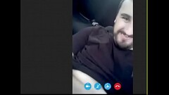Homem tocando uma dentro do carro Thumb