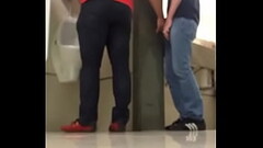Jalandose la verga en ba&ntilde_os publicos Thumb
