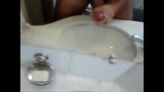 Dotado batendo uma no Banheiro Thumb