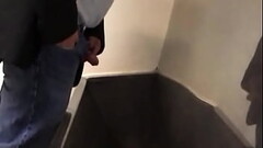 espiando coroa mijando em banheiro publico II Thumb