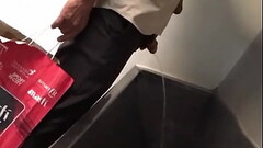 espiando coroa mijando em banheiro publico Thumb