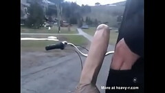Sentando no consolo da bike Thumb