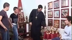 Padre d&aacute_ DURO em coroinhas / Priest fucks altar boys Thumb