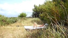 une grosse mature se branle dans les dunes devant un voyeur Thumb