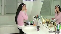 Stief-Schwester gibt ihm einen Handjob im Bedezimmer Thumb