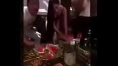 C&oacute_ girl d&aacute_m mở lắp bia thế n&agrave_y kh&ocirc_ng - Thumb