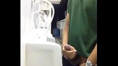 Batendo uma no banheiro p&uacute_blico Thumb