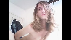 As rea&ccedil_&otilde_es faciais de um lindo afeminado enquanto se masturba Thumb