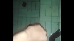moreno se soba la verga en el ba&ntilde_o uff Thumb
