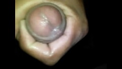 se hecha saliva en la verga y se corre Thumb