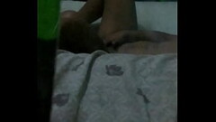 La espio por la ventana y se masturba no se da cuenta Thumb