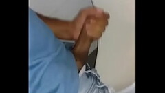 Se Masturbando no banheiro da rodoviaria Thumb