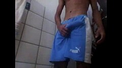 Garot&atilde_o roludo gozando gostoso no banheiro Thumb