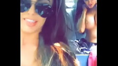 Amigas mostrando os peitos no carro Thumb